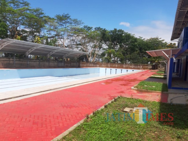 Kolam Renang Kanjuruhan bagian luar.(Foto: Riski Wijaya/MalangTIMES).