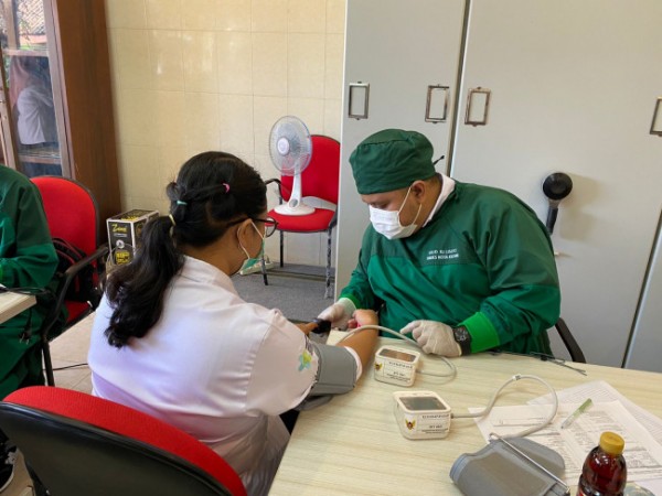 Pemkot Kediri melalui Dinkes kembali menyuntikkan vaksinasi booster dosis kedua atau dosis keempat untuk seluruh nakes di Kota Kediri, Selasa (9/8). Foto: (Dok. Istimewa)