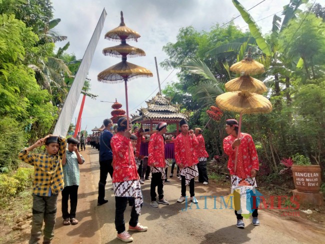 Salah satu tumpeng berukuran besar yang turut diarak.(Foto: Riski Wijaya/MalangTIMES).