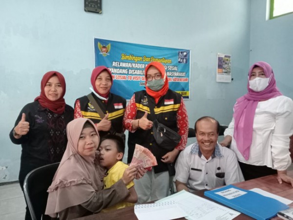 Sebanyak 37 orang dengan kecacatan berat (ODKB) di Kota Kediri menerima bantuan sosial yang disalurkan Pemkot Kediri melalui Dinsos, hari ini (10/8). (Foto: dok. Istimewa)