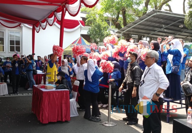 Suporter DPUPRPKP Kota Malang (foto: Hendra Saputra/JatimTIMES) 