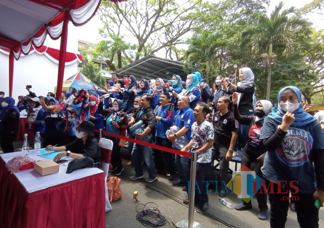 Suporter Dinsos-P3AP2KB Kota Malang (foto: Hendra Saputra/JatimTIMES) 