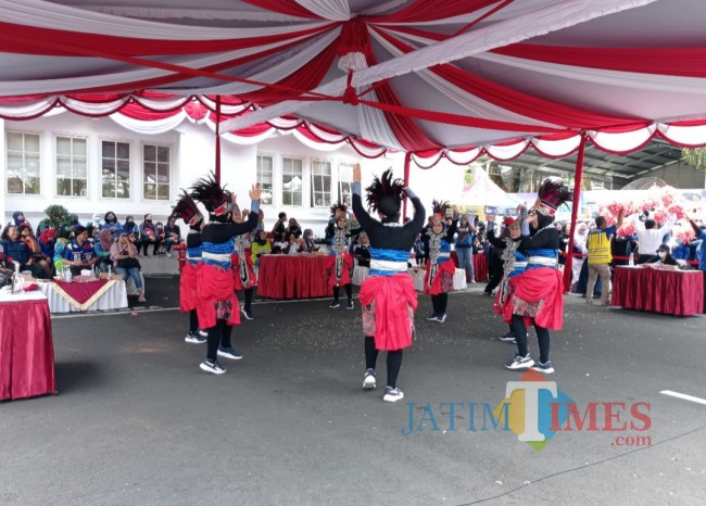 Tim DPUPRPKP Kota Malang yang ikut lomba senam (foto: Hendra Saputra/JatimTIMES) 