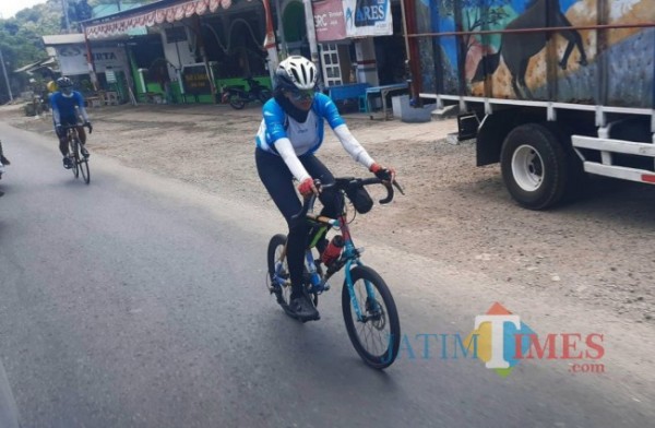 Istri Wali Kota Kediri saat menganyuh sepeda. (foto: istimewa)