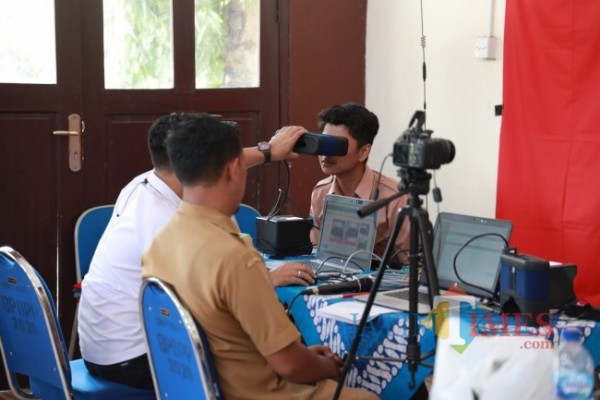 Salah satu siswa melakukan pembuatan E- KTP (foto: istimewa)