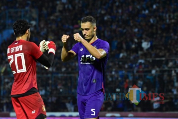 Pemian Persik Kediri Artur Felix saat bertanding.((eko arif s/Jatimtimes)