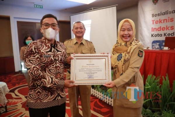 Penyerahan penghargaan Dinas Kominfo sebagi OPD terbaik (foto : istimewa)
