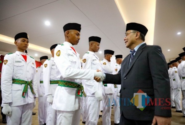 Sekretaris Daerah Kota Kediri Bagus Alit saat mengukuhkan Paskibraka Kota Kediri (foto: istimewa)