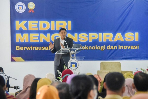 Wali Kota Kediri saat menjadi narasumber.(foto : istimewa)