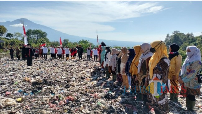 ASN, Petugas TPA, hingga Warga Upacara Peringatan HUT RI ke-77 di Atas Tumpukan Sampah