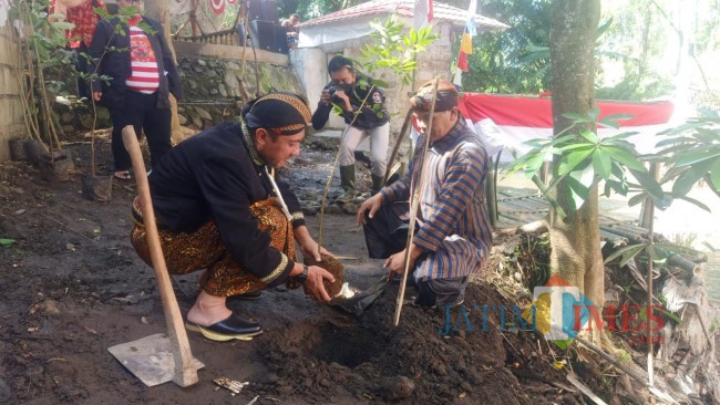 Kepala DLH saat menanam pohon.