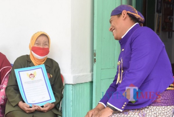 Wali Kota saat mengunjungi janda perintis.(foto : istimewa)