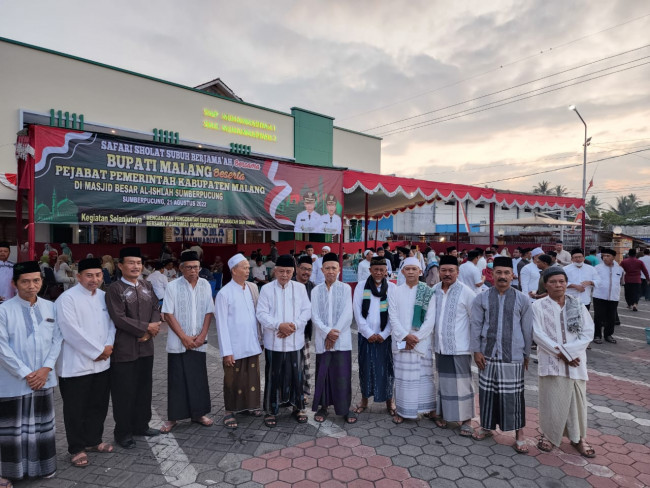 Bupati Malang, HM. Sanusi bersama sejumlah tokoh masyarakat dan tokoh agama setempat.(Foto: Istimewa).