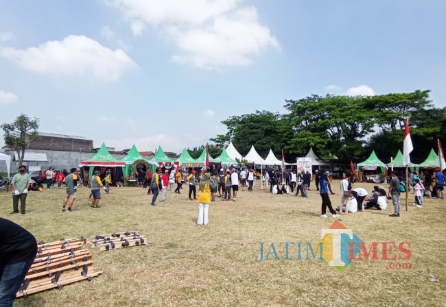 Keseruan lomba di perumahan elit di Kota Malang (foto: Hendra Saputra/JatimTIMES) 