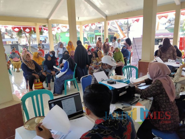 Pelayanan pajak di Kecamatan Tajinan.(Foto: Riski Wijaya/MalangTIMES).