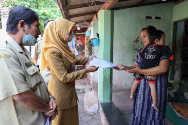 Pemerintah Kota Kediri melalui Dispendukcapil Kota Kediri lakukan percepatan penyaluran akta kematian dengan cara door to door. Seperti yang terlaksana Senin, (22/8) di kelurahan Bandar Kidul Kota Kediri. Foto: (Dok. Pemkot Kediri)