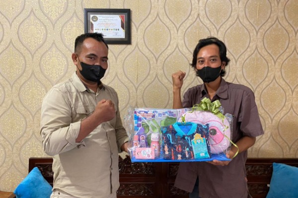 Momen langka terjadi di Kota Kediri. Pasalnya seorang bayi perempuan asal Kelurahan Jamsaren lahir tepat di hari peringatan HUT RI ke-77, 17 Agustus 2022. Mengetahui hal ini, Dispendukcapil Kota Kediri sengaja memberikan kejutan spesial. (Foto: Dok. Istimewa)