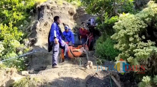 Pendaki yang berhasil dievakuasi saya terjatuh di gunung rinjani