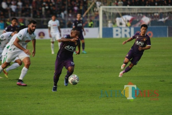 Persik Kediri saat bertanding di Stadion Brawijaya. (eko arif s/Jatimtimes)