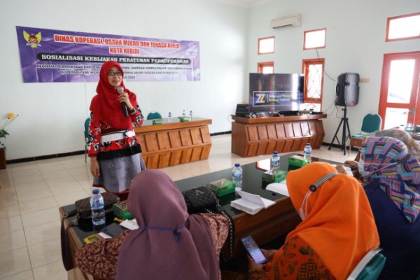 Sebanyak 40 pengurus koperasi wanita di Kota Kediri mengikuti sosialisasi kebijakan peraturan perkoperasian, Selasa (23/8) di Ruang Pertemuan Dinas Koperasi dan UMTK Kota Kediri. (Foto: Dok. Pemkot Kediri)