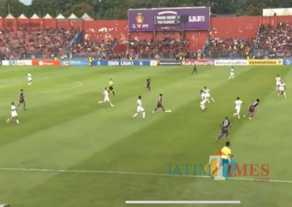 Pemain Persik saat dicurangi wasit.(foto: istimewa)