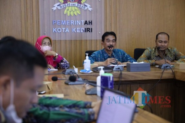 Kepala Dinas Kominfo Kota Kediri Apip Permana saat menggelar rapat. (Foto: istimewa)