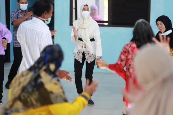 Ketua TP PKK Kota Kediri Ferry Silviana Abdullah Abu Bakar berbagi kebahagiaan dengan pasien Posyandu Jiwa Waras 87 Kelurahan Ngampel, Kamis (25/8) di Aula Kelurahan Ngampel. Foto: (Dok. Pemkot Kediri)