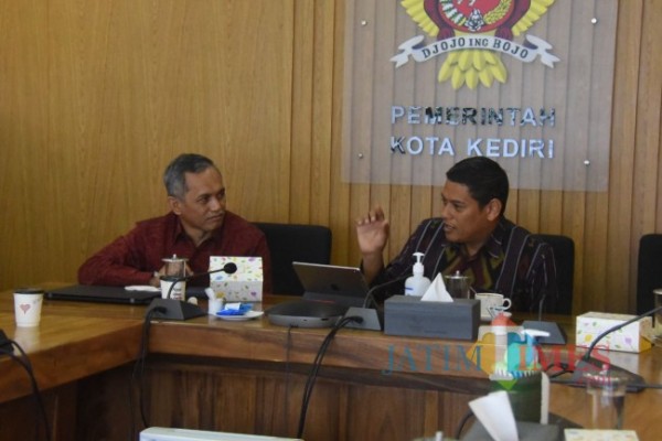 Wali Kota Kediri bersama Kepala BI Kediri saat menggelar rapat.(foto: istimewa)