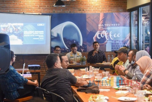 Wali Kota Kediri saat memberikan keterangan pada awak media. (eko arif s/Jatimtimes)