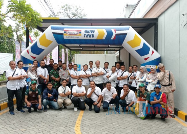 Foto bersama karyawan Indomaret Cabang Malang saat grand opening Indomaret Fresh dengan layanan drive thru (foto: Hendra Saputra/JatimTIMES) 