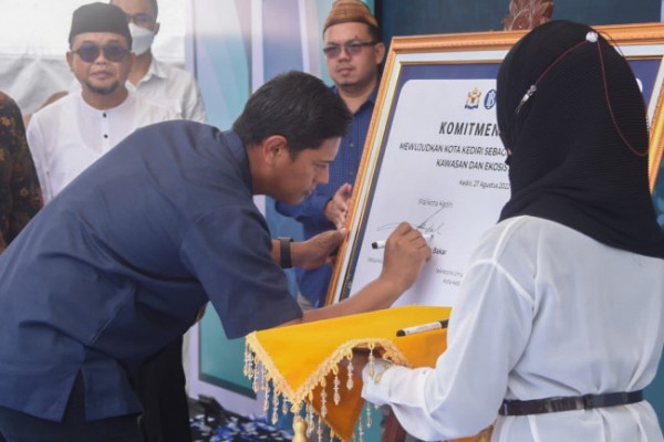 Wali Kota Kediri Abdullah Abu Bakar bersama Kepala Kantor Perwakilan wilayah Bank Indonesia Kediri M. Choirur Rofiq membuka Road to Festival Ekonomi dan Keuangan Syariah (FESYAR) 2022, Sabtu (27/11) di Halaman KPwBI Kediri. Foto: (Dok. Istimewa)