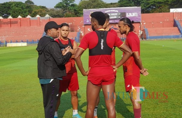 Pelatih baru Persik Kediri saat memberikan arahan kepada para pemain.(eko arif s/Jatimtimes)