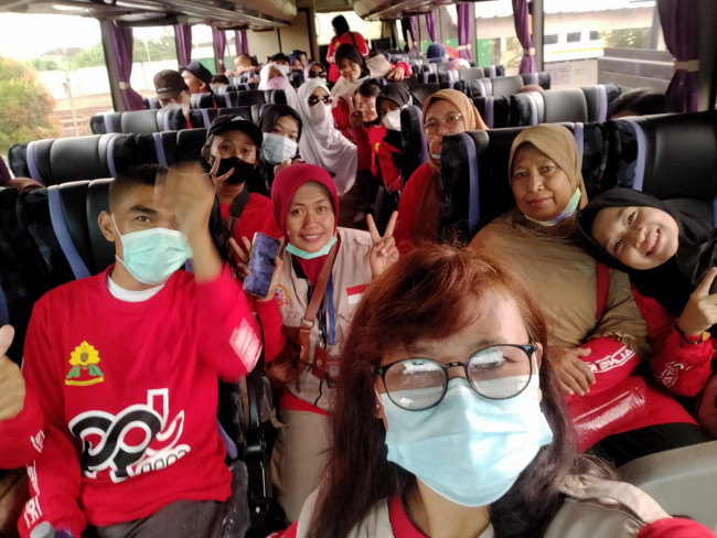 Perjalanan teman-teman disabilitas menggunakan kereta api (foto: istimewa)