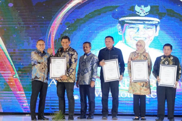 Wali Kota Kediri Abdullah Abu Bakar menerima penghargaan pada Anugerah Perlindungan Konsumen 2022 kategori Daerah Tertib Ukur. Penghargaan diberikan secara langsung oleh Menteri Perdagangan Republik Indonesia Zulkifli Hasan. Foto: (Dok. Istimewa)