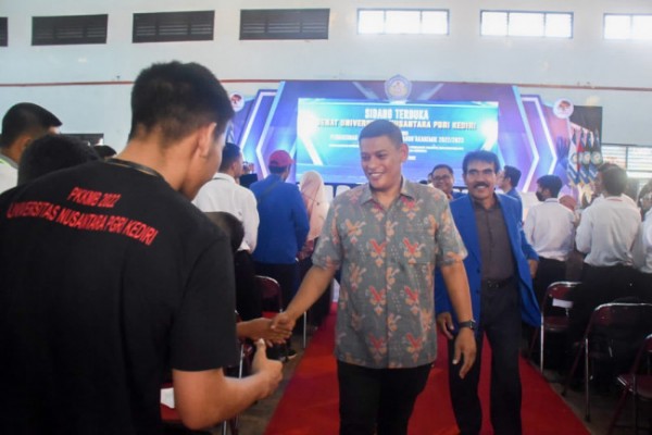 Wali Kota Kediri Abdullah Abu Bakar membagikan tips sukses kepada mahasiswa dan mahasiswi baru tahun akademik 2022/2023 Universitas Nusantara PGRI Kediri, Jumat (2/9). Foto: (Dok. Istimewa))