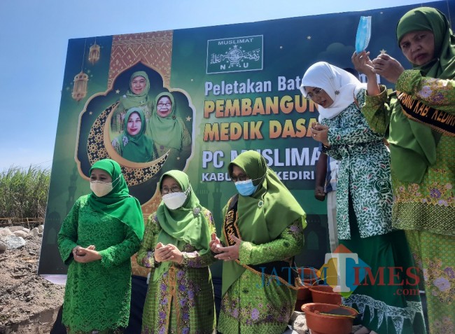 Gubernur Jatim saat meletakkan batu pertama.