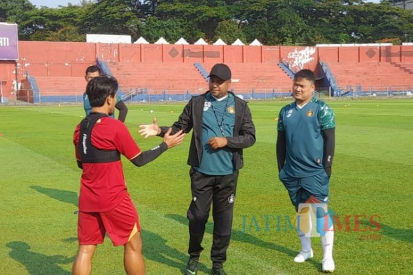 Divaldo saat memberikan latihan pada pemain Persik.(eko arif s/Jatimtimes)