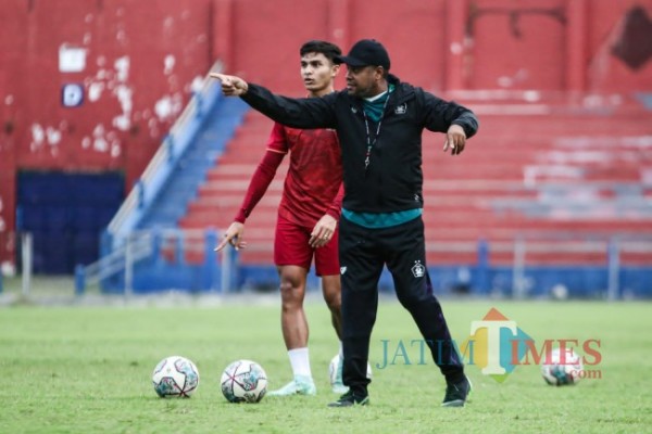 Divaldo Alves menggelar latihan bersama pemain Persik.(eko arif s/Jatimtimes)