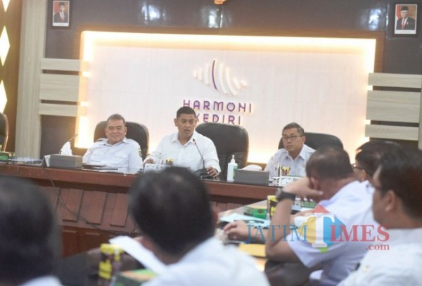 Wali Kota Kediri Abdullah Abu Bakar (kanan, tengah) saat menggelar rapat bahas dampak kenaikan BBM.(foto : istimewa)