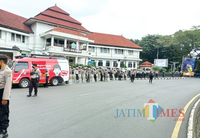 Gedung Balai Kota Malang yang juga diamankan oleh personel kepolisian (foto: Hendra Saputra/JatimTIMES)