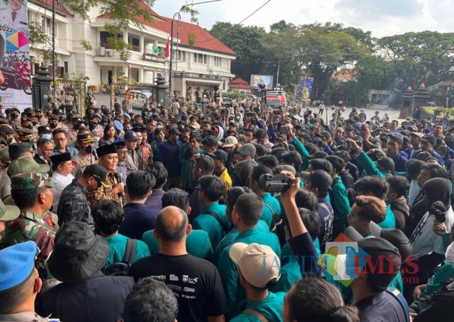 Perwakilan DPRD Kota Malang yang bertatap muka langsung dengan BEM Malang Raya (foto: Hendra Saputra/JatimTIMES) 