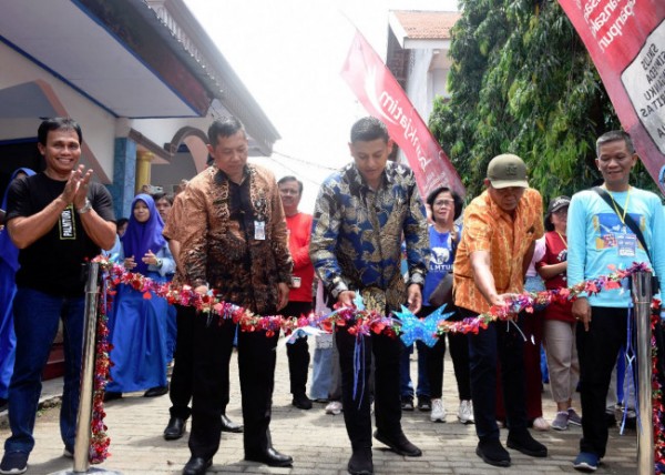 Wali Kota Kediri Abdullah Abu Bakar membuka expo dan pameran UMKM Palmturi, Kamis (8/9) di SMAN 1 Kediri. Foto : (Dok Istimewa)