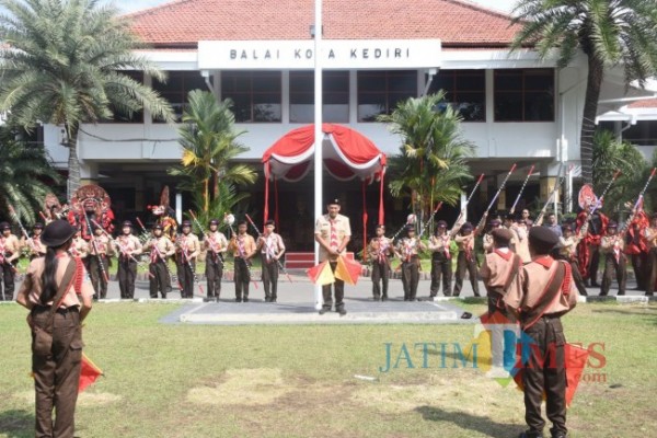 Wali Kota Kediri mengikuti Apel Besar Hari Pramuka di Balai Kota Kediri. (Foto: istimewa)