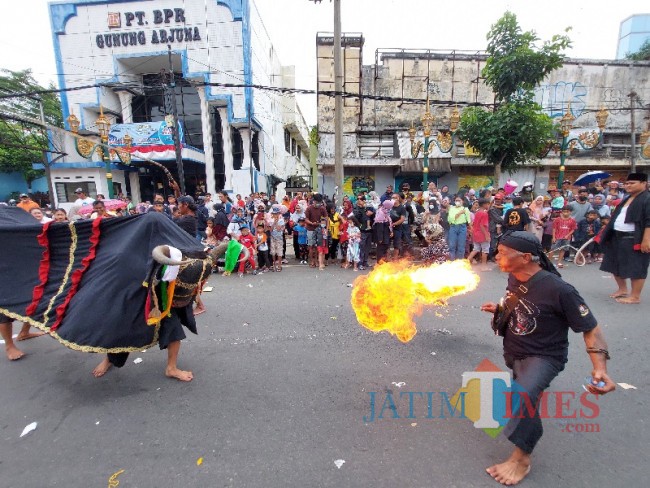 Peserta pawai budaya Kota Malang 