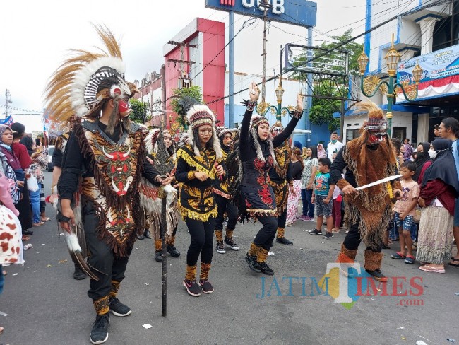 Peserta pawai budaya Kota Malang 