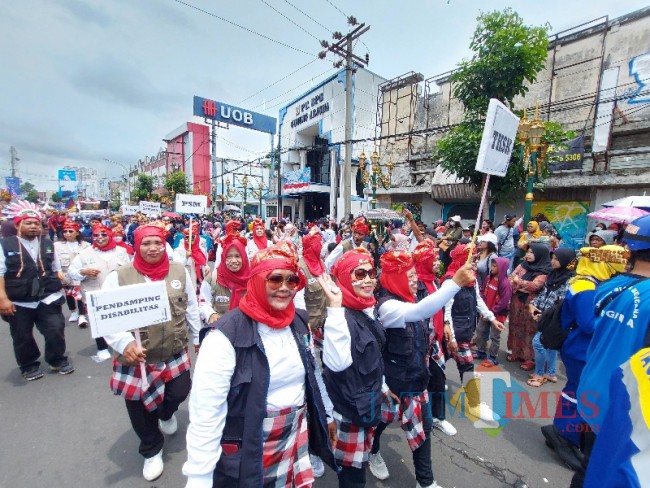 Peserta pawai budaya Kota Malang 