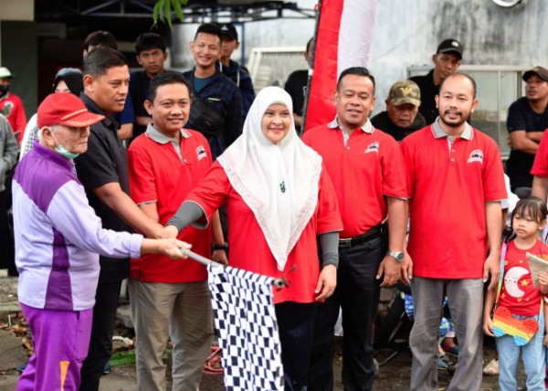 Wali Kota Kediri Abdullah Abu Bakar memberangkatkan jalan santai warga Kelurahan Banjaran, Minggu (11/9). Foto: (Dok. Istimewa)