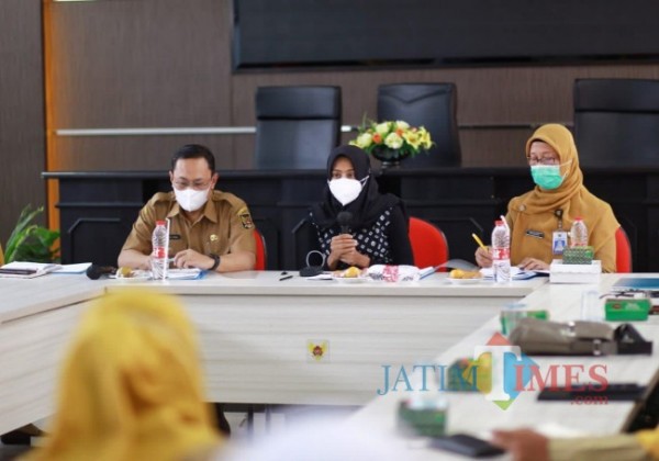 Ketua TP PKK Kota Kediri bersama Kepala Dinas Kesehatan menggelar diskusi tentang ASI.(foto : istimewa)