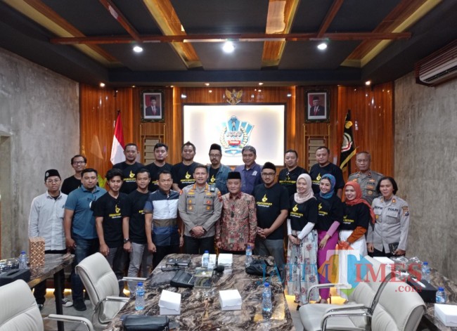 Foto bersama tim Rumah Sedekah NU bersama Kapolresta Malang Kota Kombes Pol Budi Hermanto (foto: Hendra Saputra/JatimTIMES) 