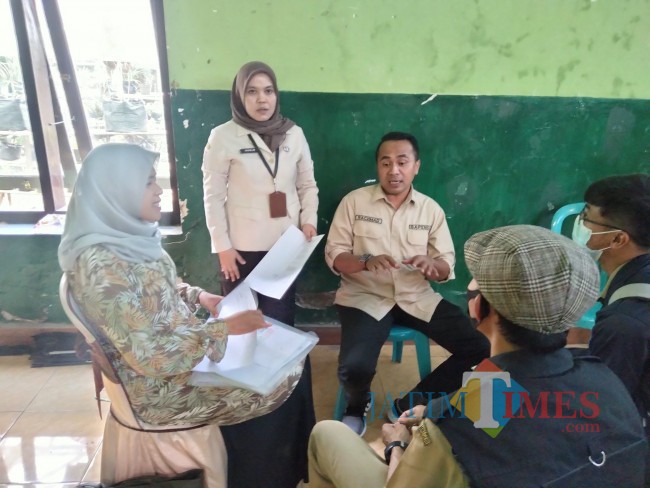 Proses sosialisasi Bapenda dalam program BMW di Kantor Desa Pandesari.(Foto: Riski Wijaya/MalangTIMES).